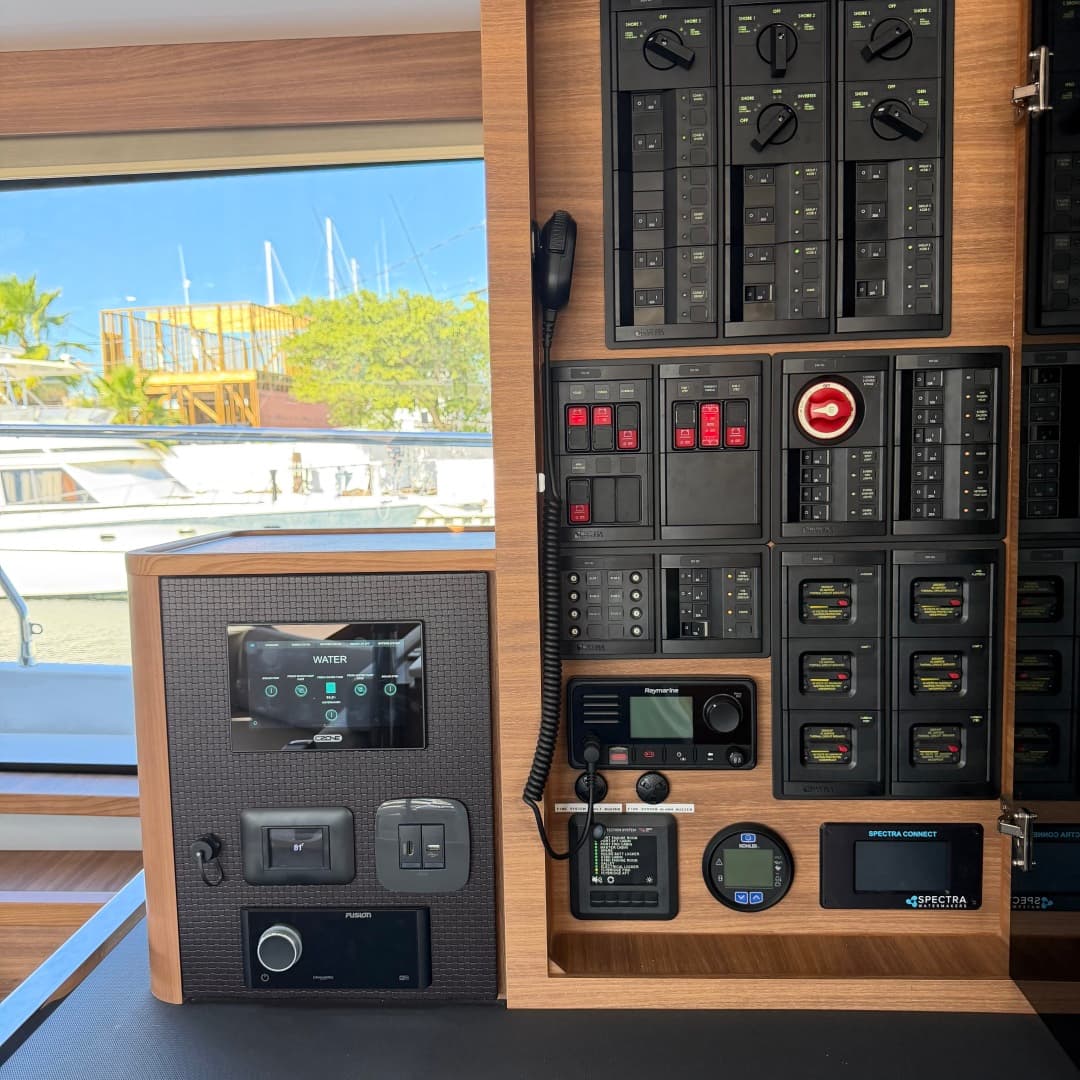 2025 Aquila 54 Enclosed Bridge — photo 34