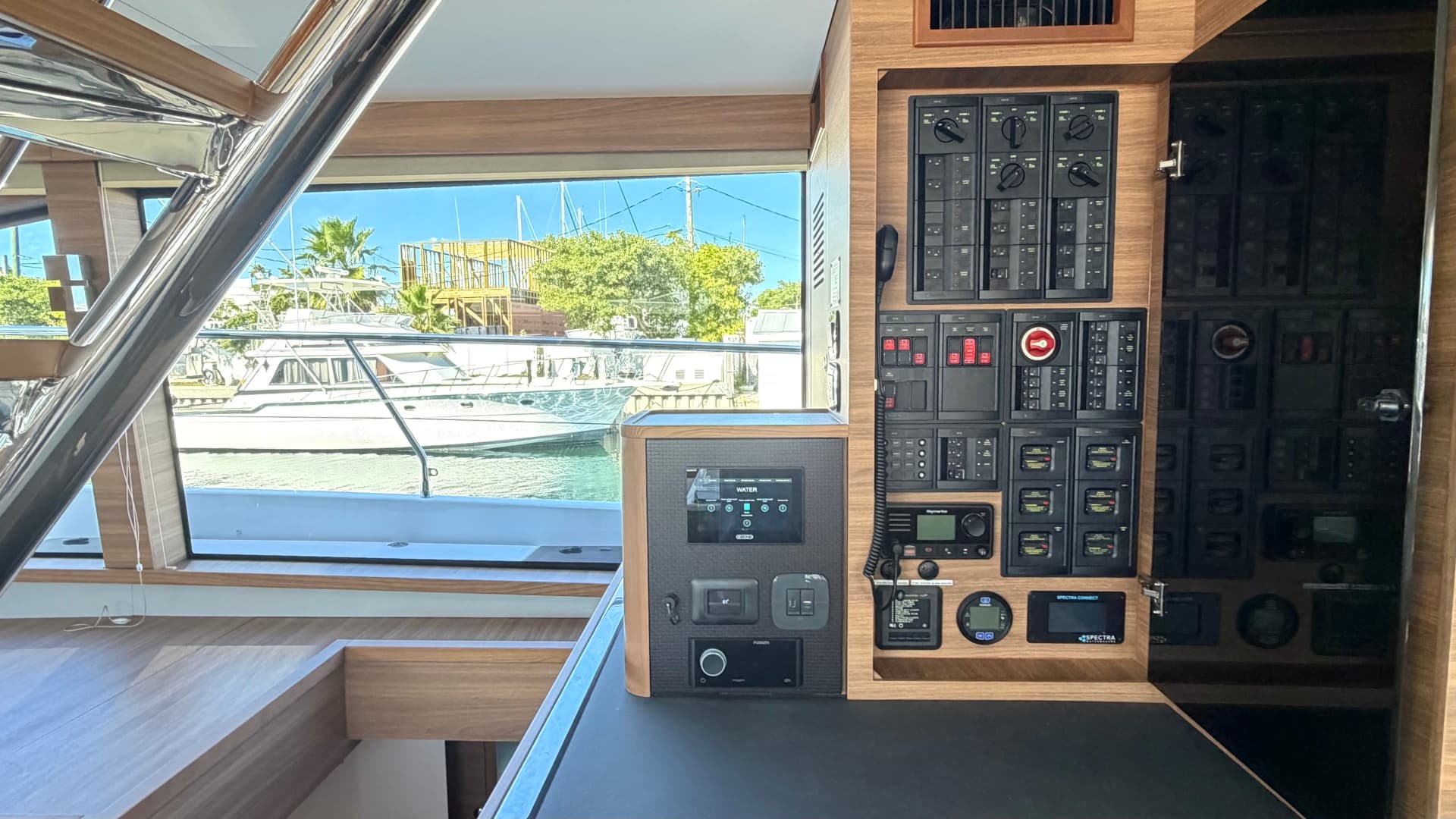 2025 Aquila 54 Enclosed Bridge — photo 40