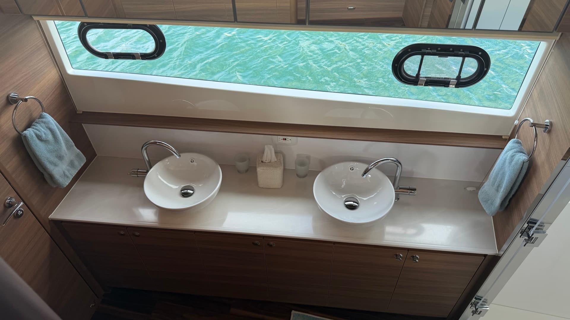 2025 Aquila 54 Enclosed Bridge — photo 53