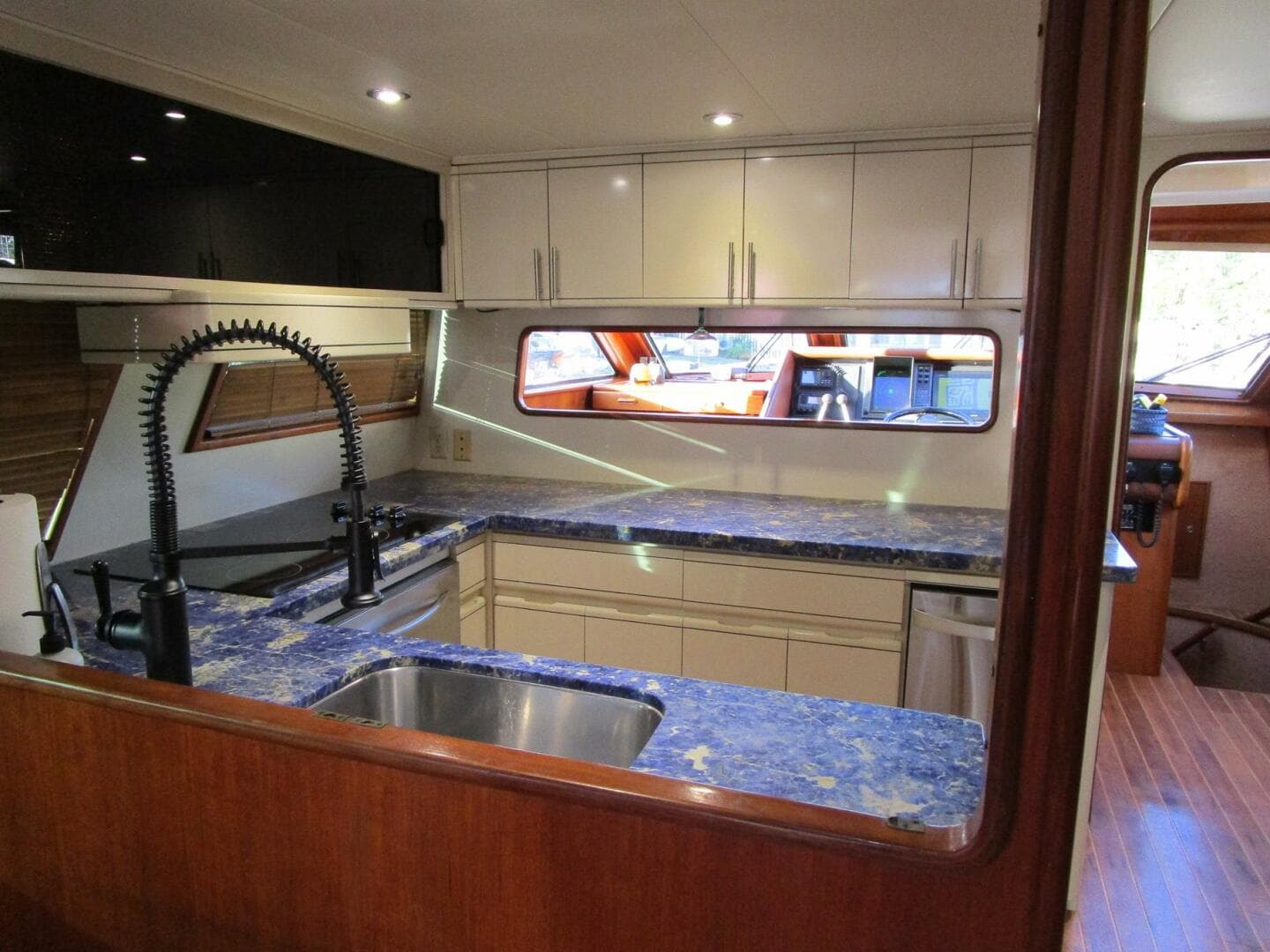 1990 Viking Cockpit — photo 8