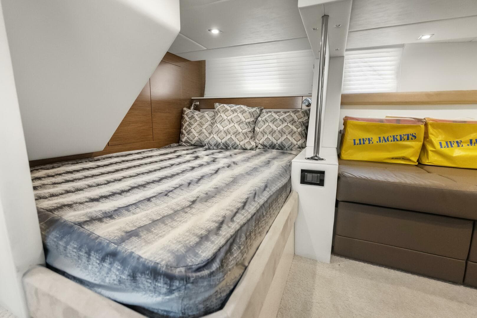 2014 Cruisers Yachts — photo 25