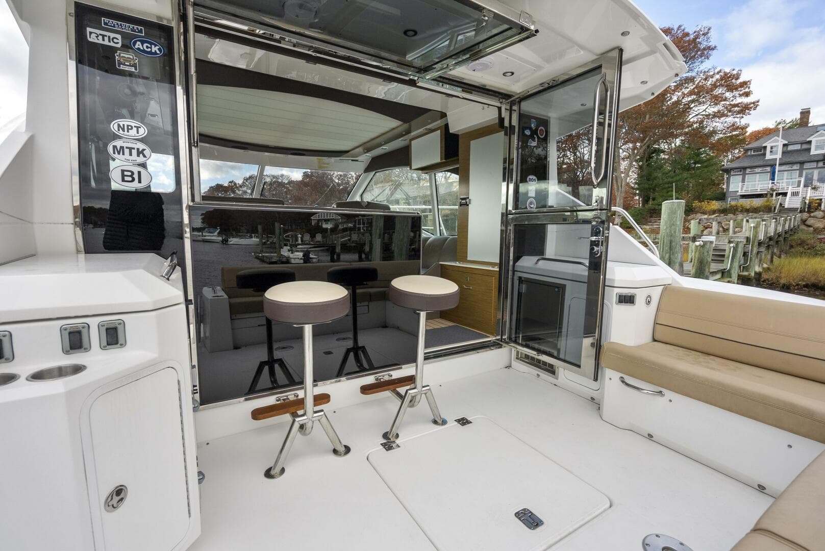 2014 Cruisers Yachts — photo 22