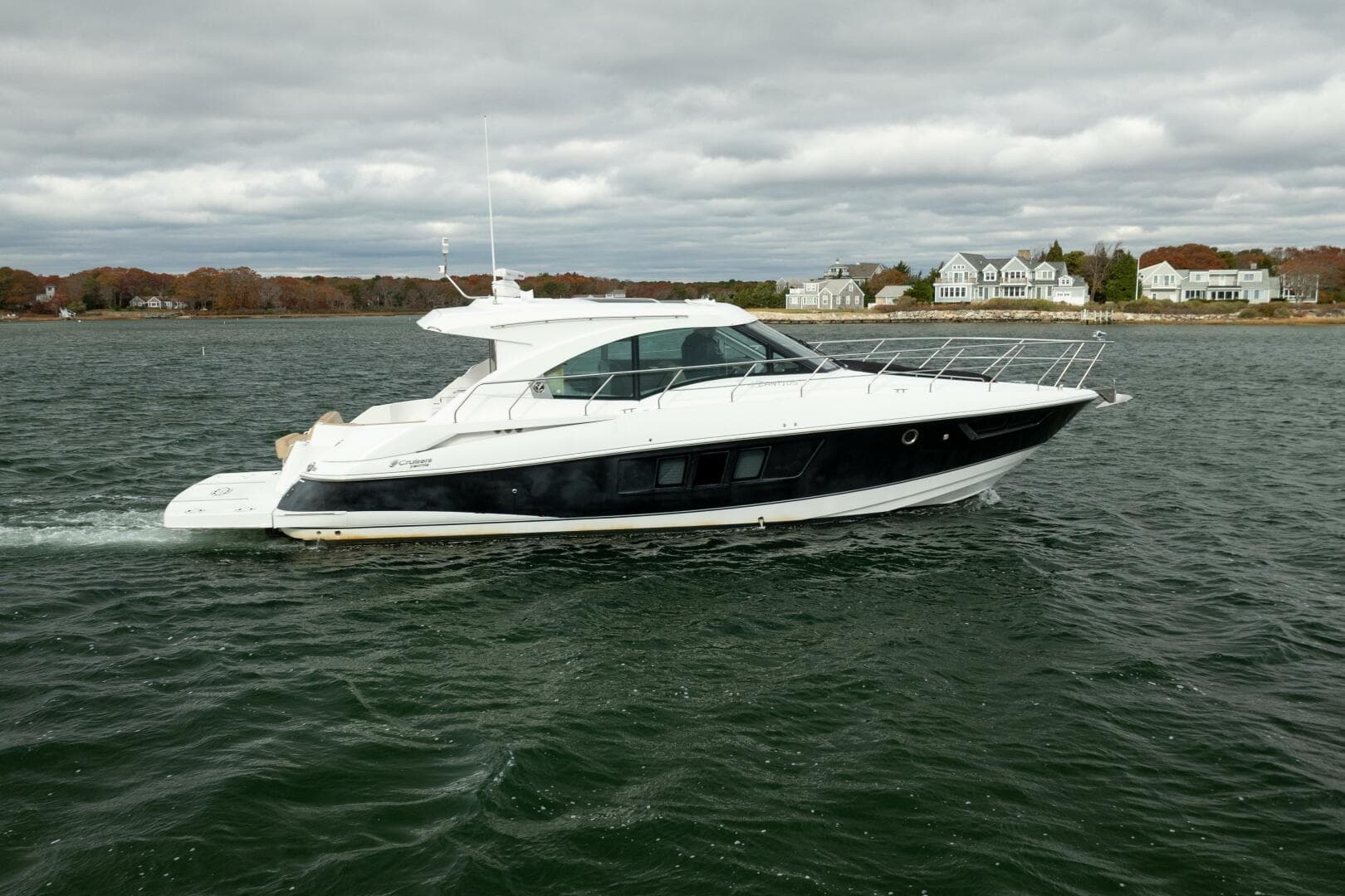 2014 Cruisers Yachts — photo 8