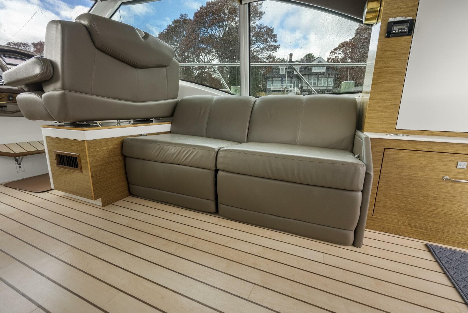2014 Cruisers Yachts — photo 11