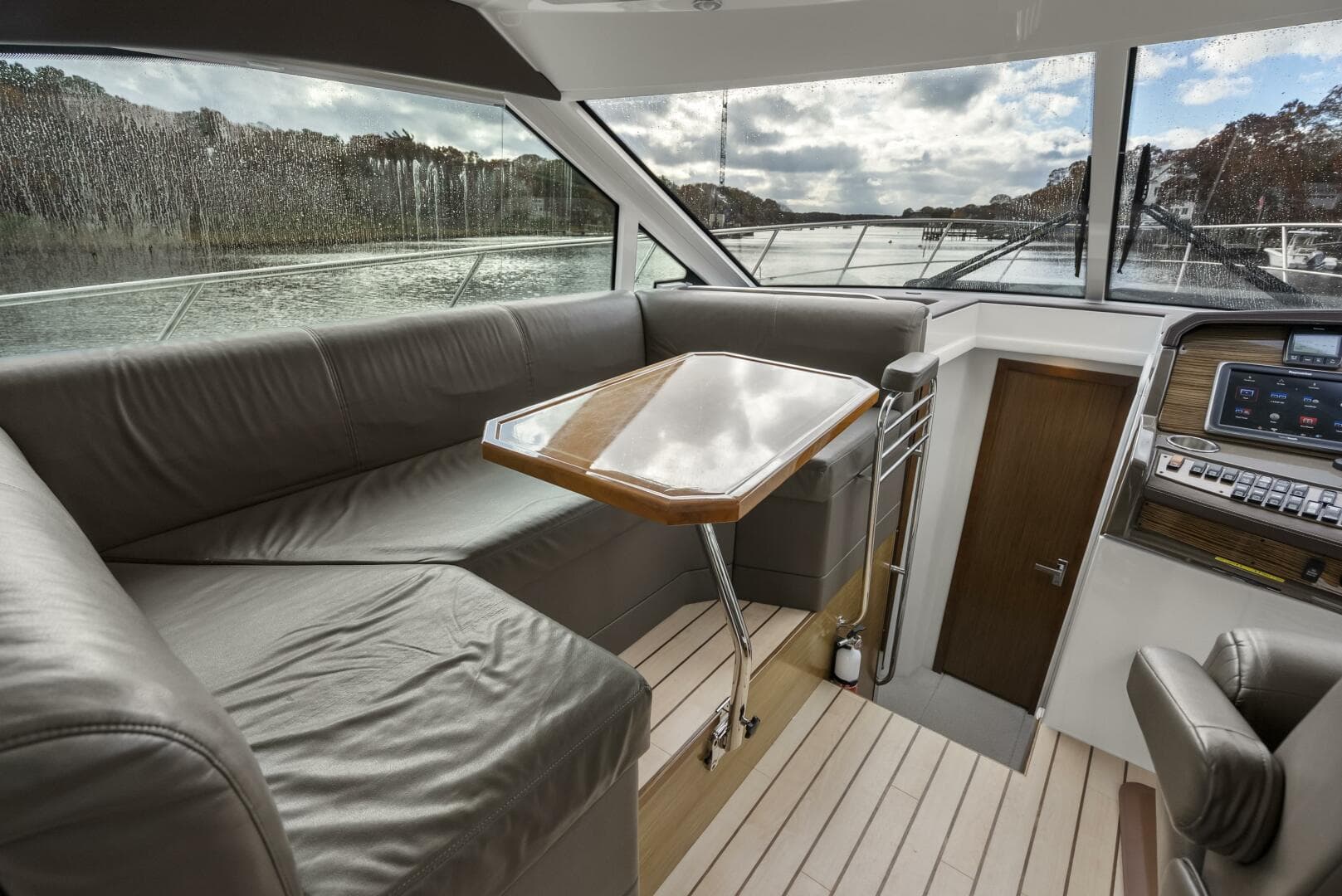 2014 Cruisers Yachts — photo 14