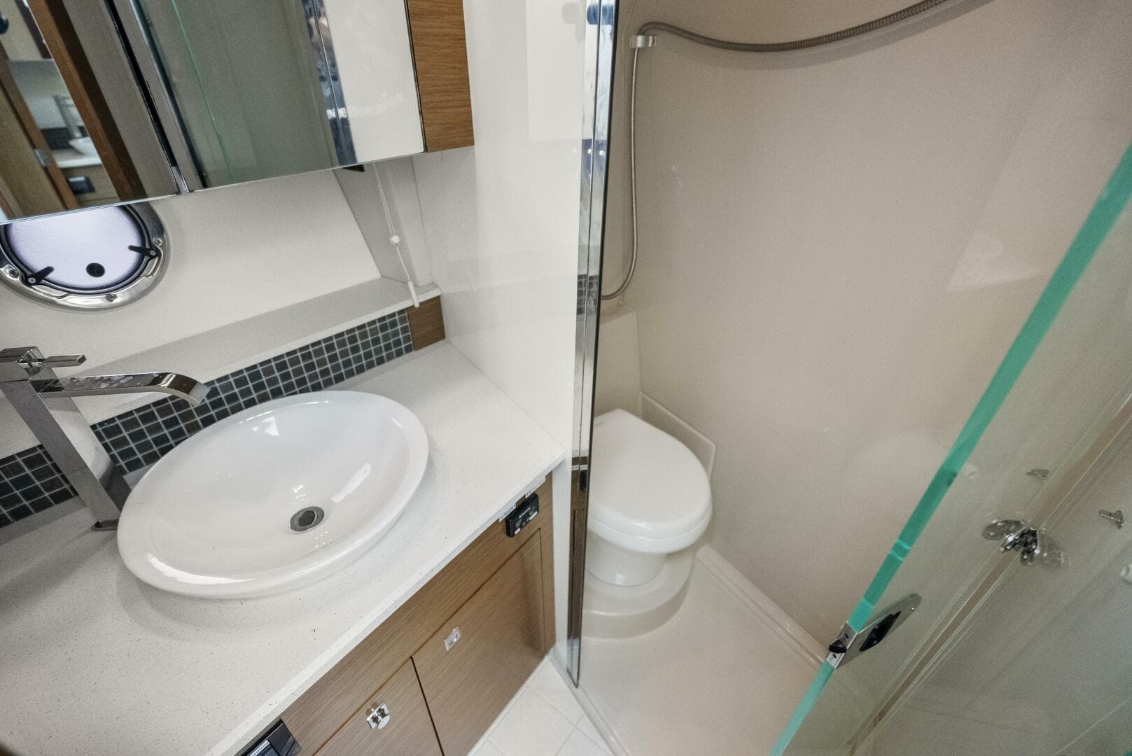 2014 Cruisers Yachts — photo 12