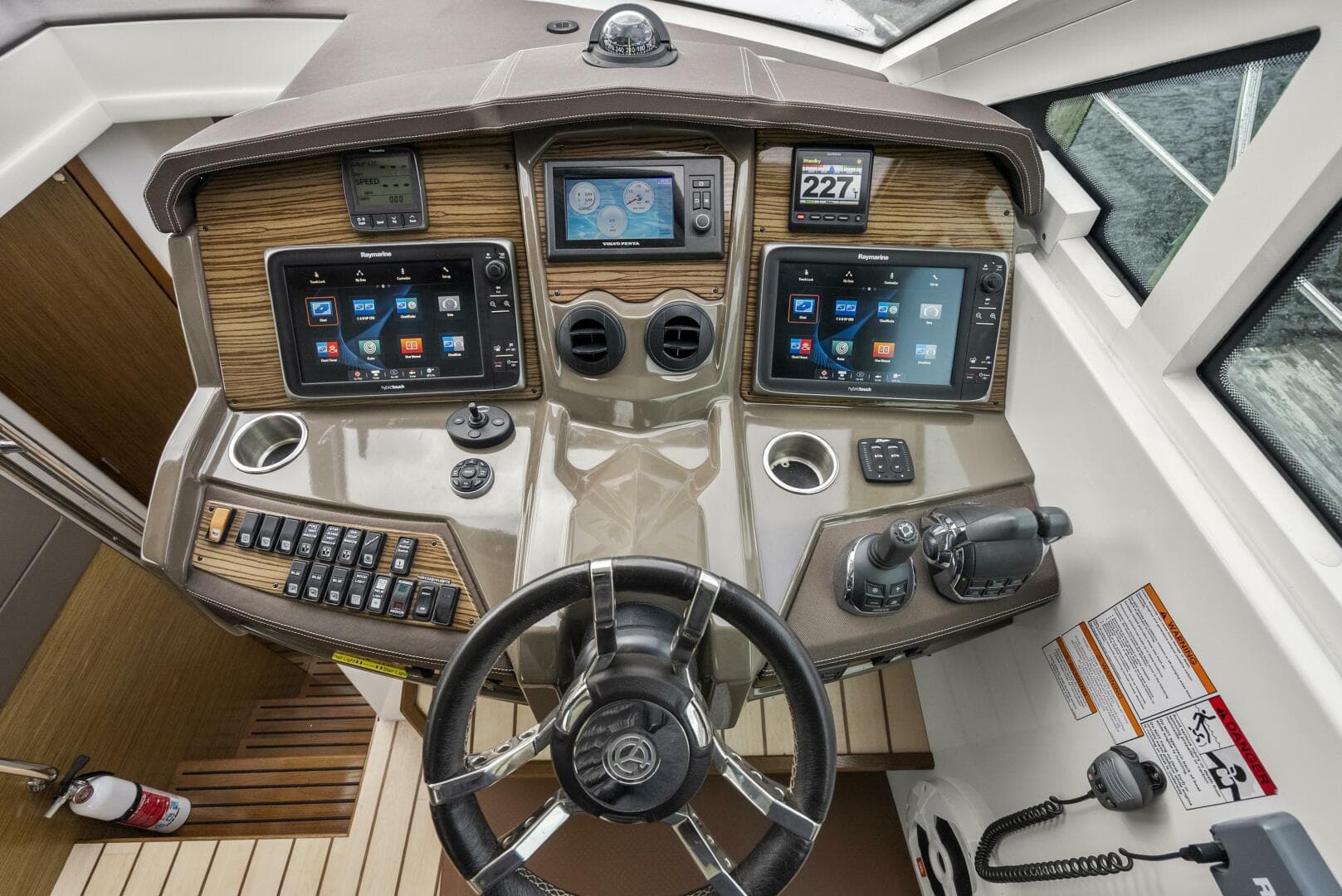 2014 Cruisers Yachts — photo 15