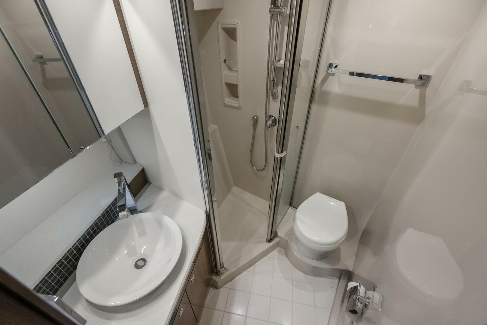 2014 Cruisers Yachts — photo 13