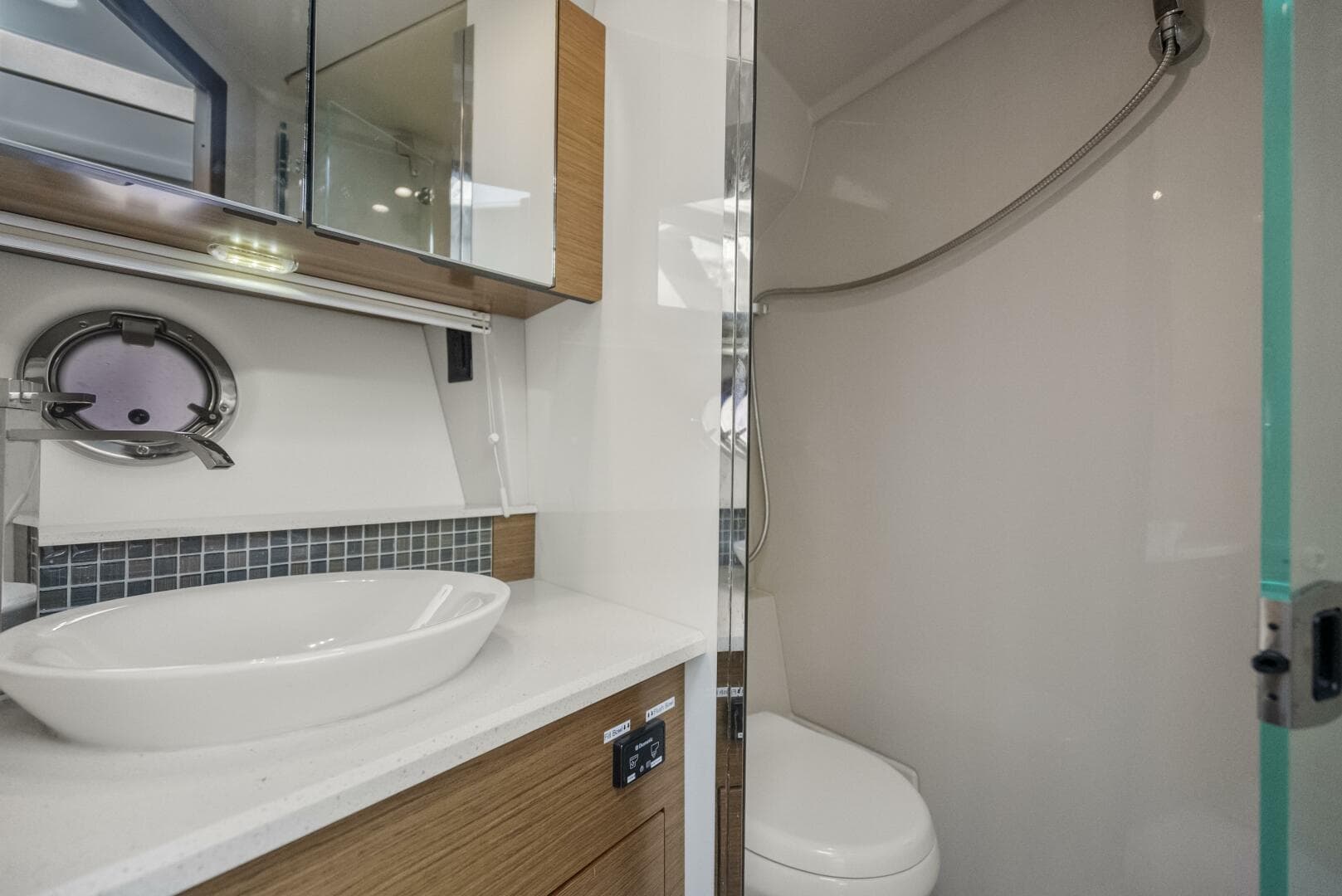 2014 Cruisers Yachts — photo 26