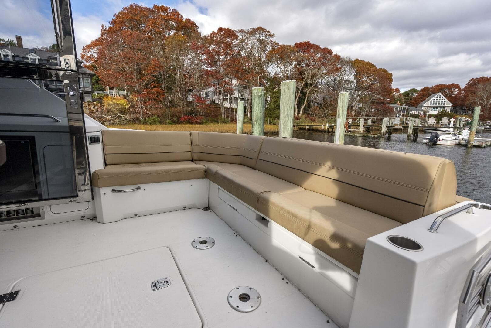 2014 Cruisers Yachts — photo 16