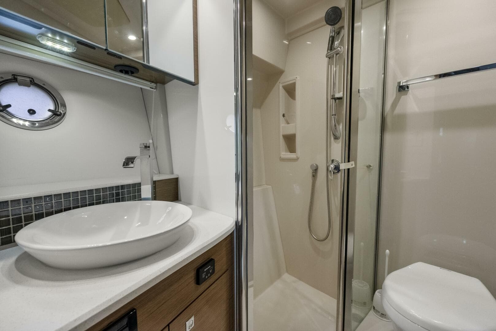 2014 Cruisers Yachts — photo 18