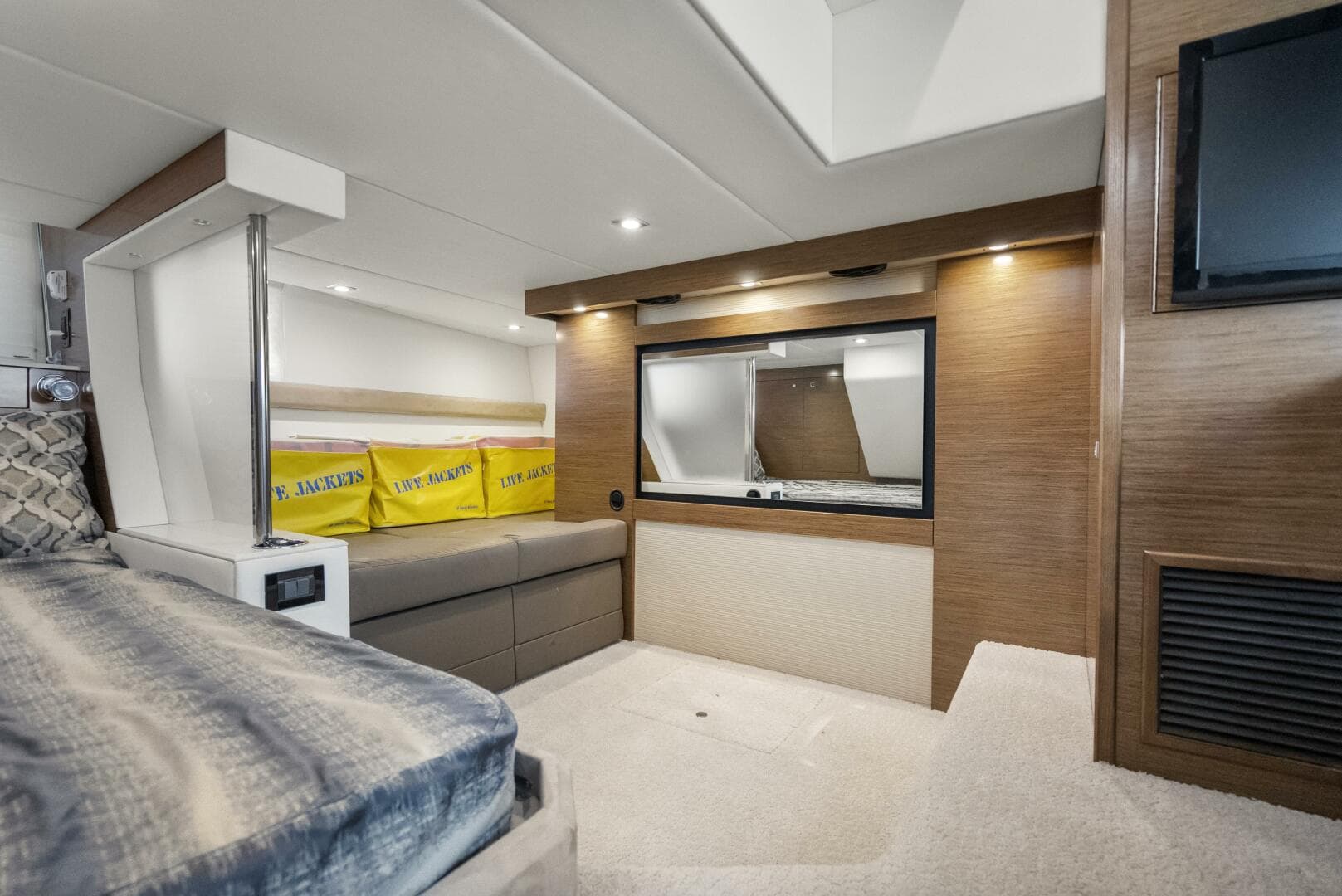 2014 Cruisers Yachts — photo 17