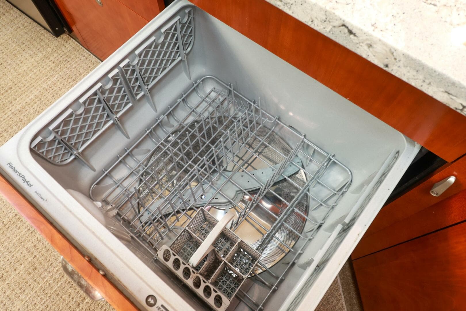 2007 Cruisers 520 Express — photo 32