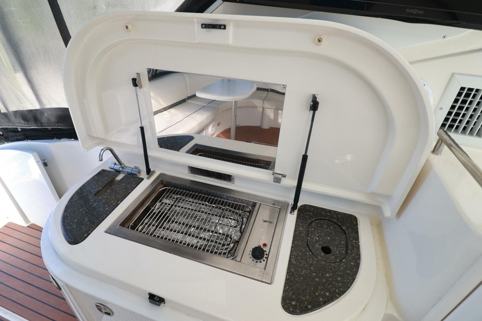 2007 Cruisers 520 Express — photo 18