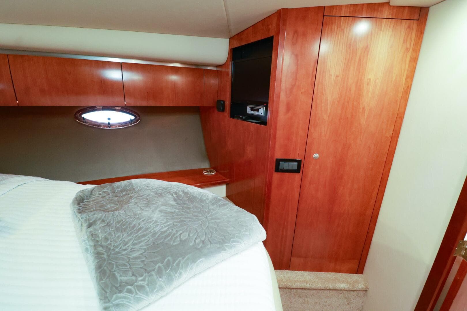 2007 Cruisers 520 Express — photo 47