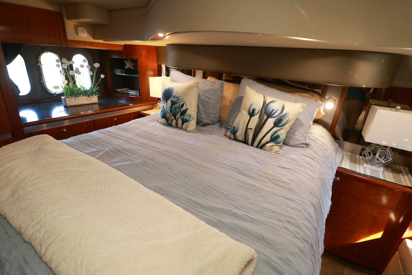 2007 Cruisers 520 Express — photo 37