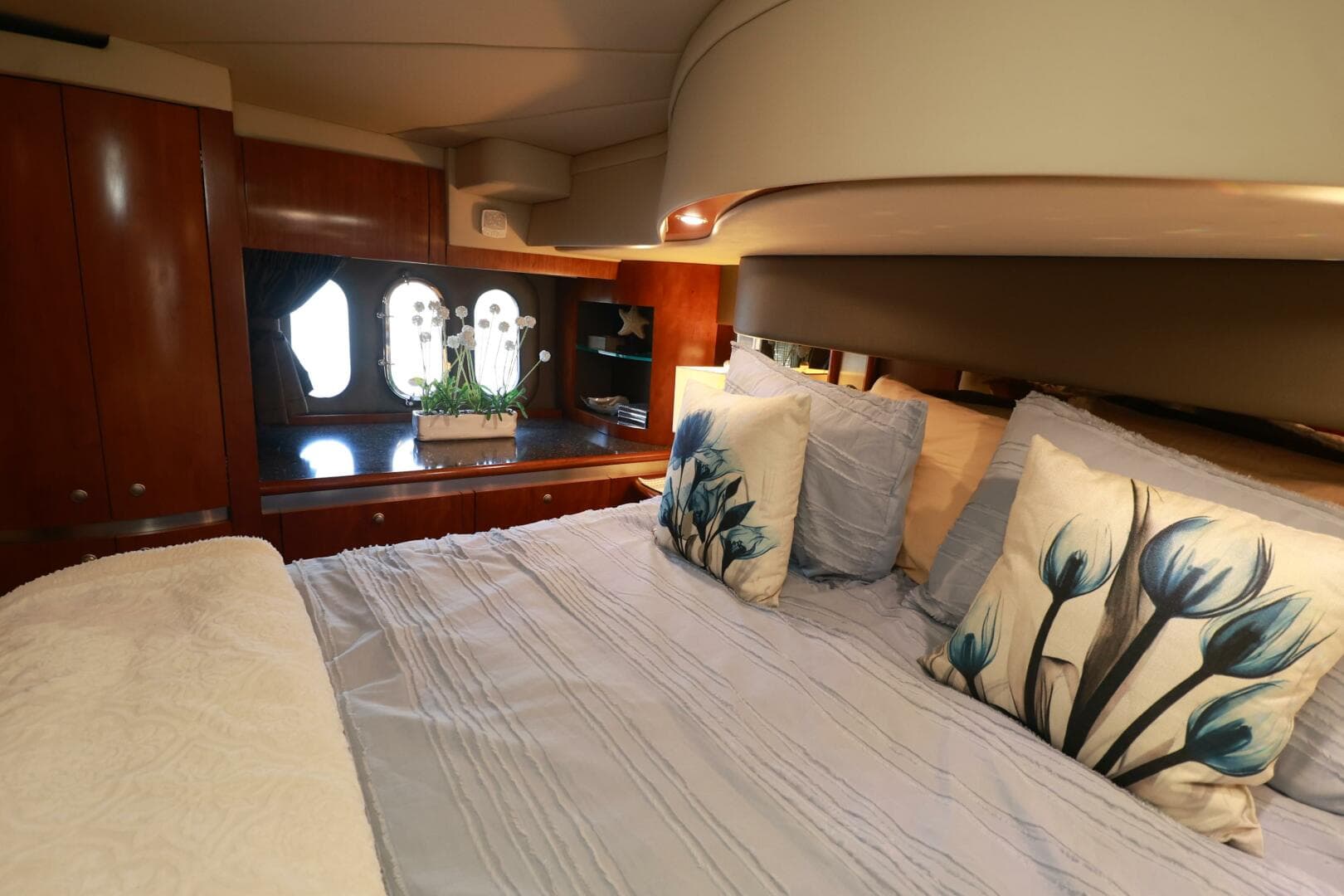 2007 Cruisers 520 Express — photo 40