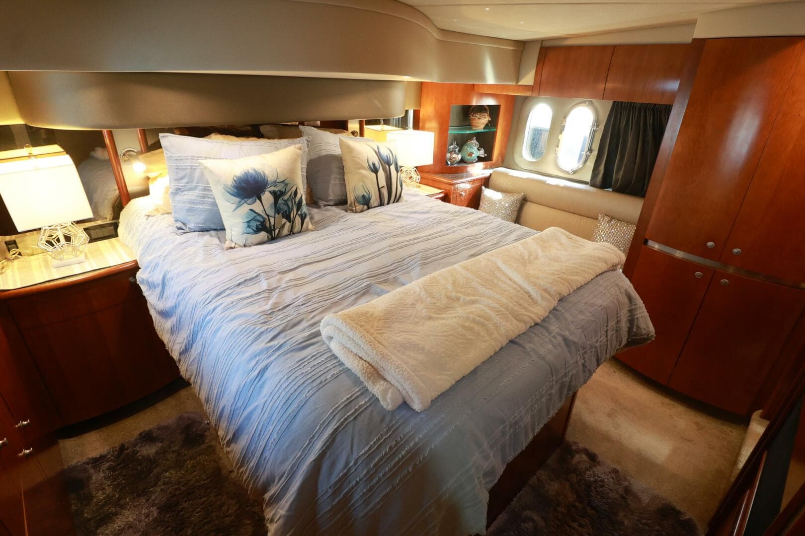 2007 Cruisers 520 Express — photo 36