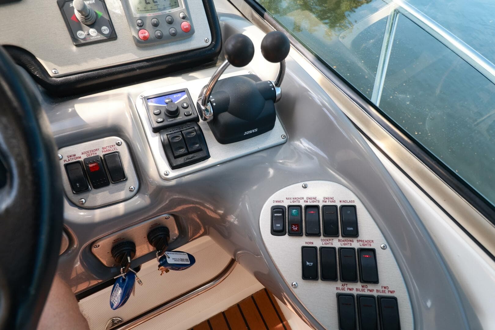 2007 Cruisers 520 Express — photo 12