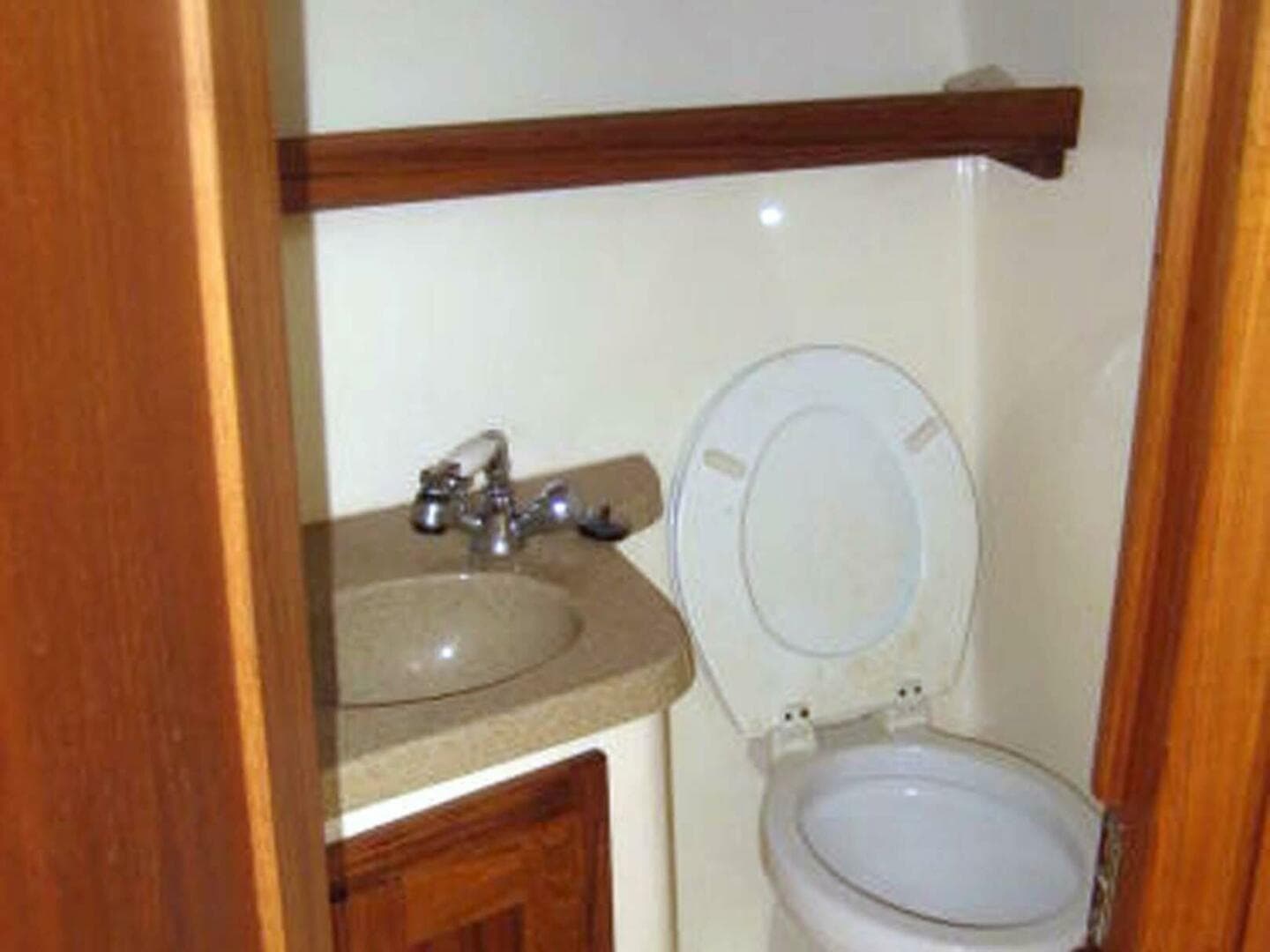 2005 Albemarle 310 Sport Fisherman — photo 11