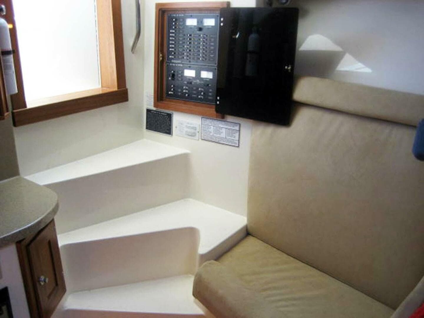 2005 Albemarle 310 Sport Fisherman — photo 12