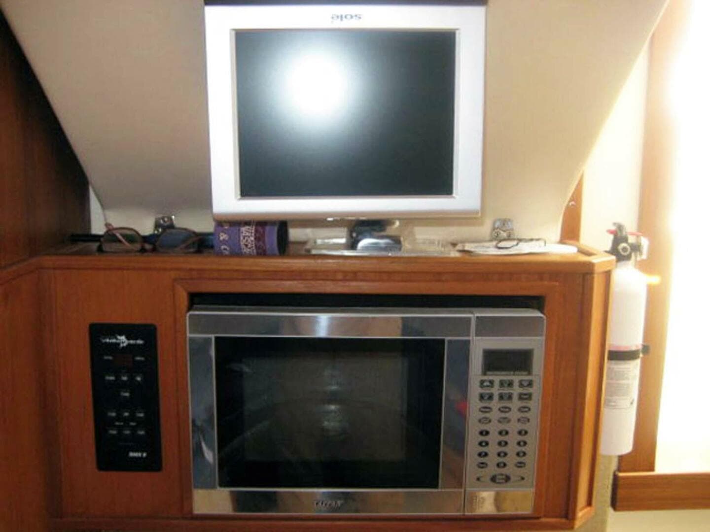 2005 Albemarle 310 Sport Fisherman — photo 8