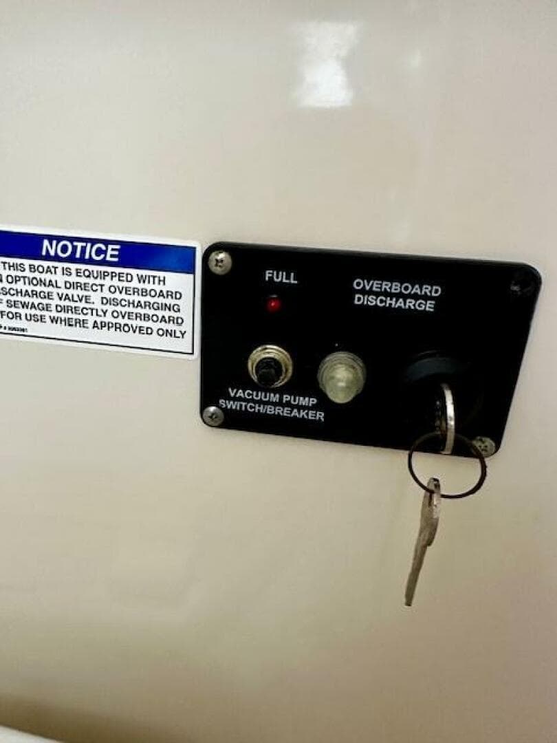 2016 Boston Whaler 285 Conquest — photo 15