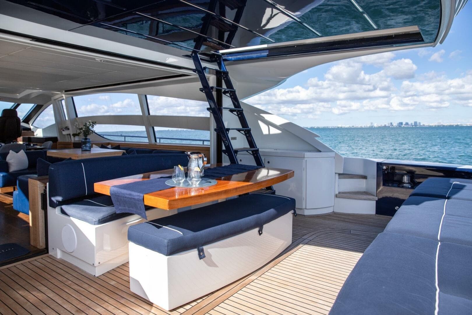 2012 Pershing — photo 2