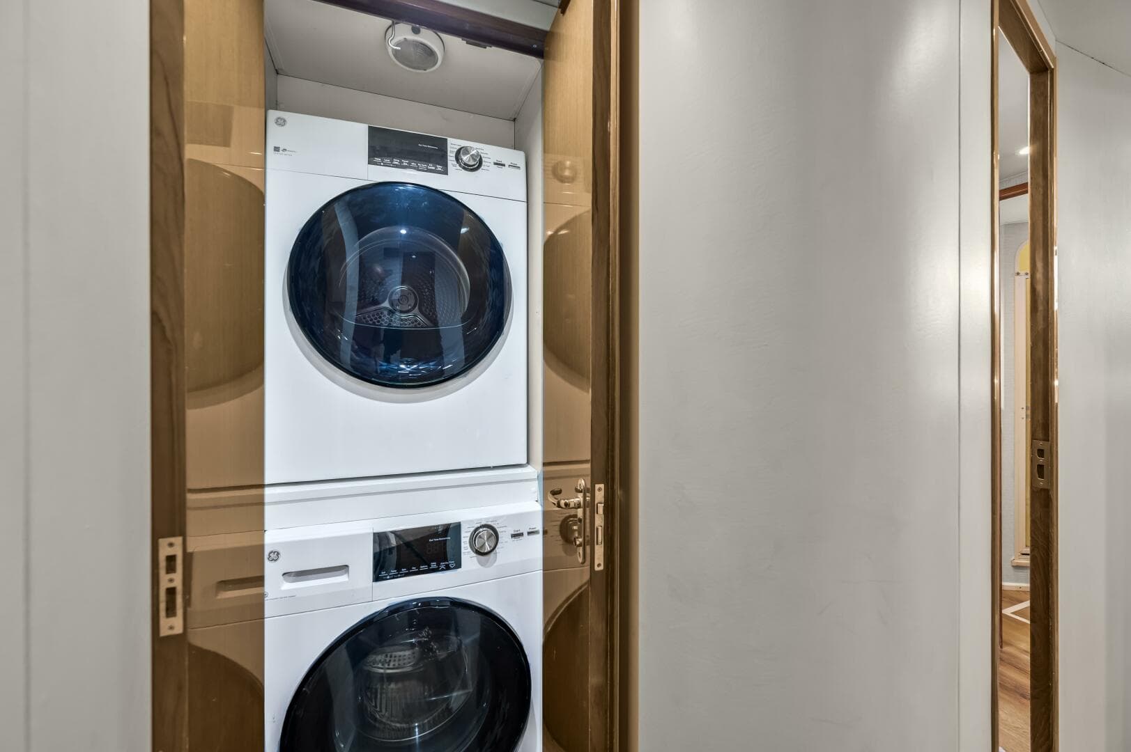 1999 Viking 58 Enclosed Flybridge — photo 29