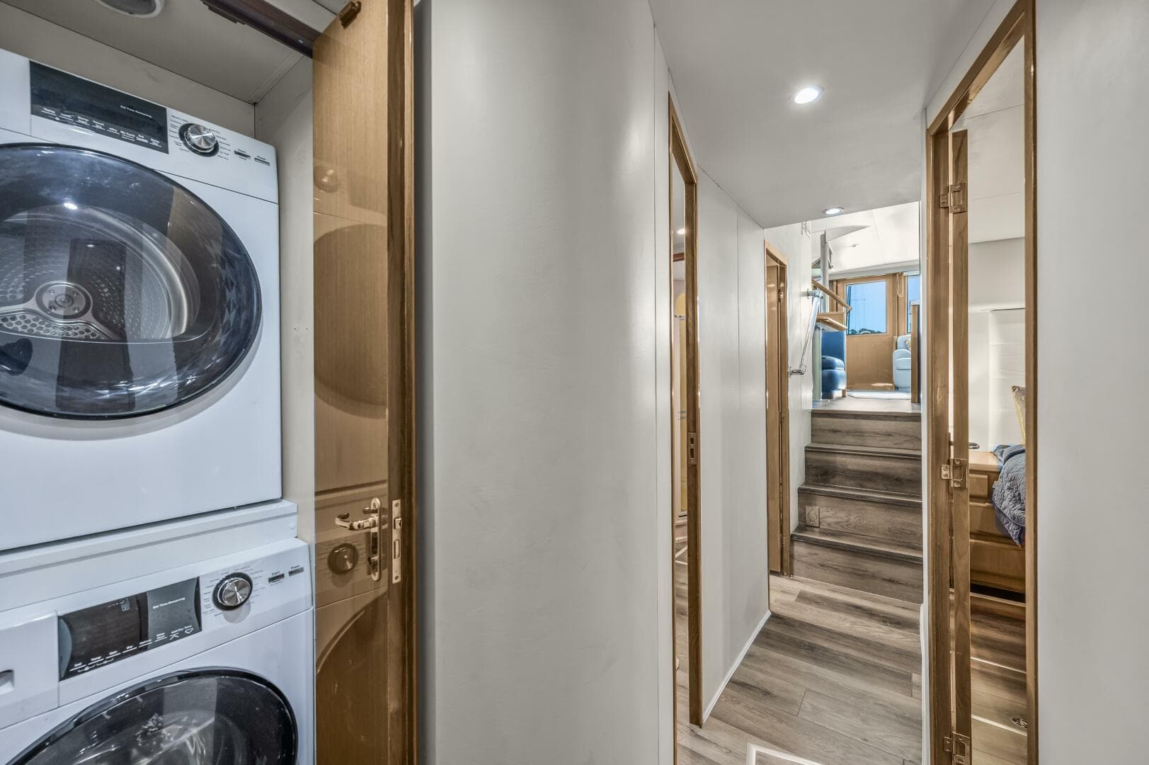 1999 Viking 58 Enclosed Flybridge — photo 28