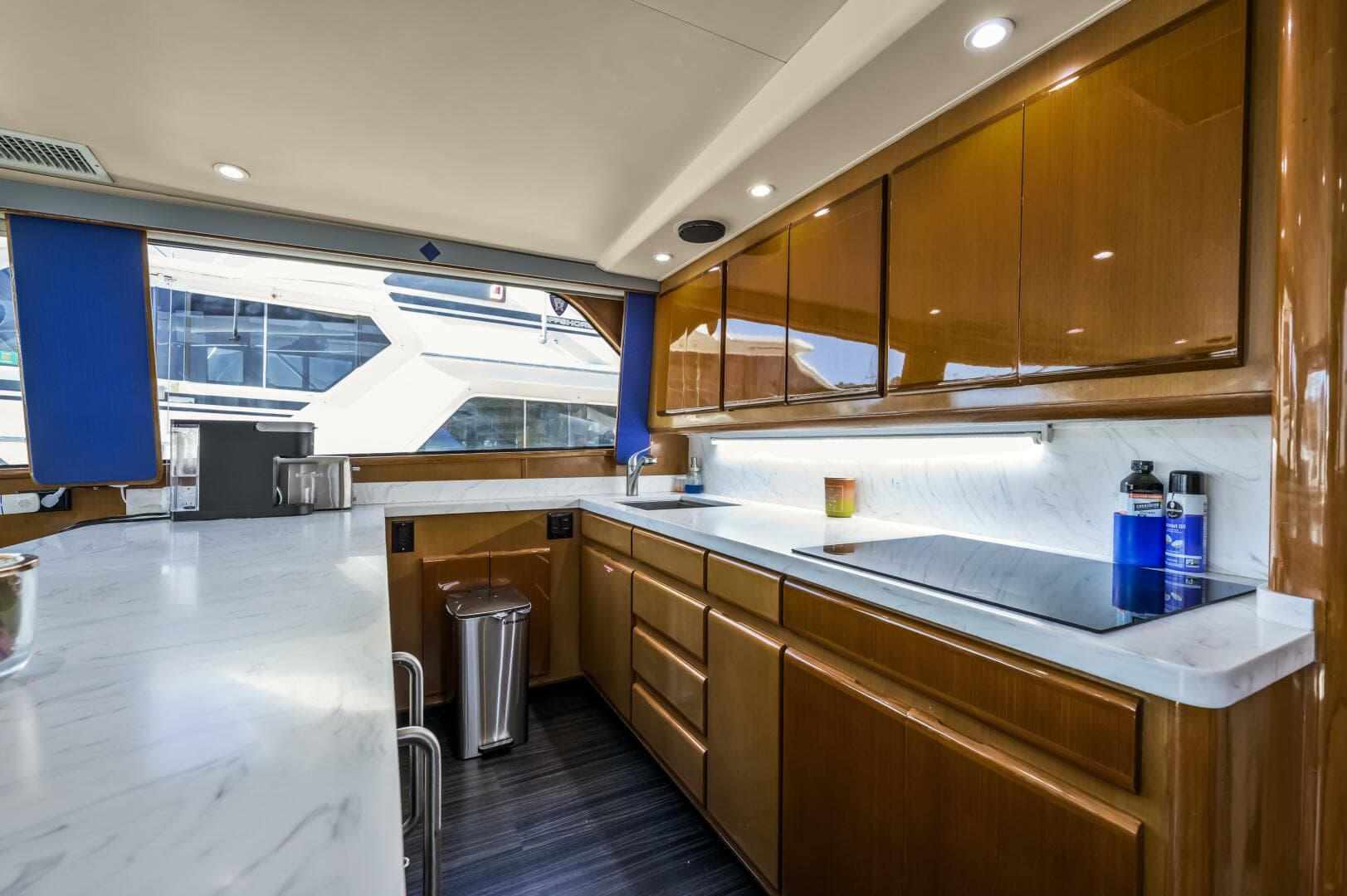 1999 Viking 58 Enclosed Flybridge — photo 23