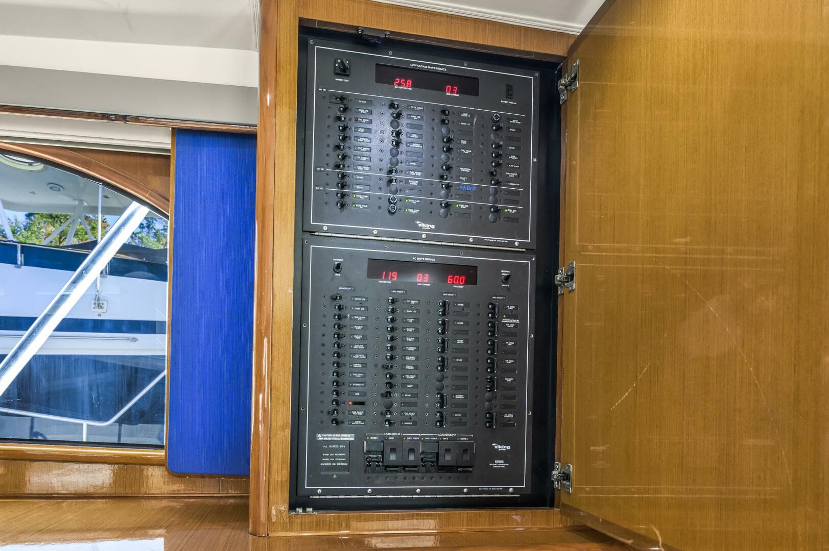 1999 Viking 58 Enclosed Flybridge — photo 17