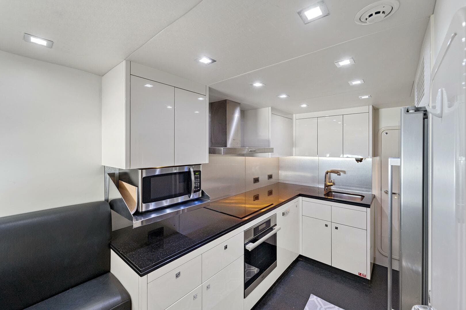 2013 Sunseeker Predator 84 — photo 21