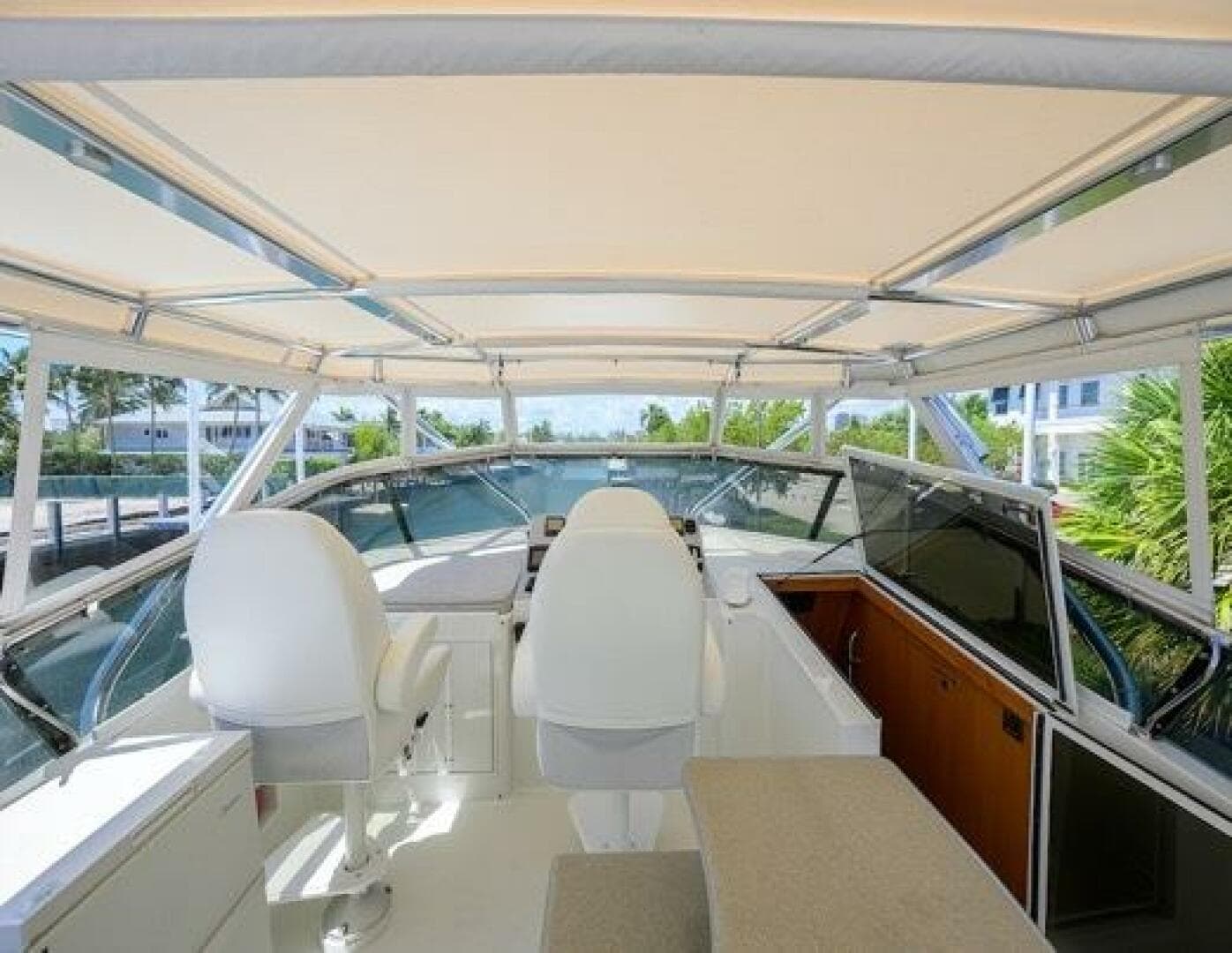 1998 Hatteras 70 Cockpit — photo 27