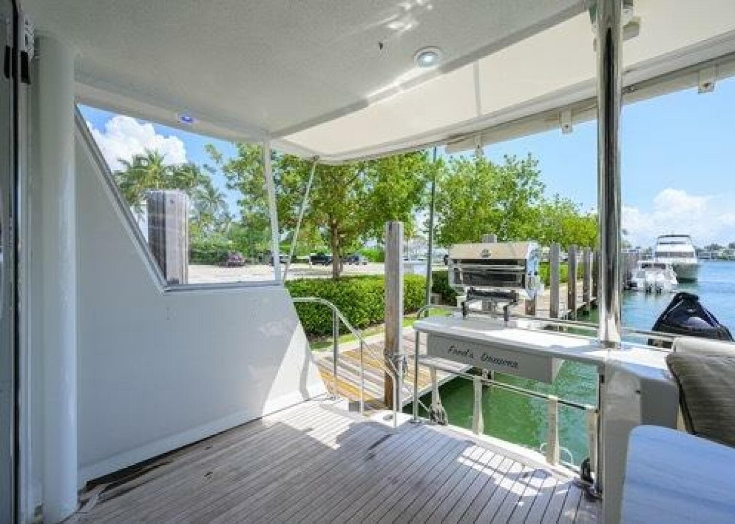 1998 Hatteras 70 Cockpit — photo 14