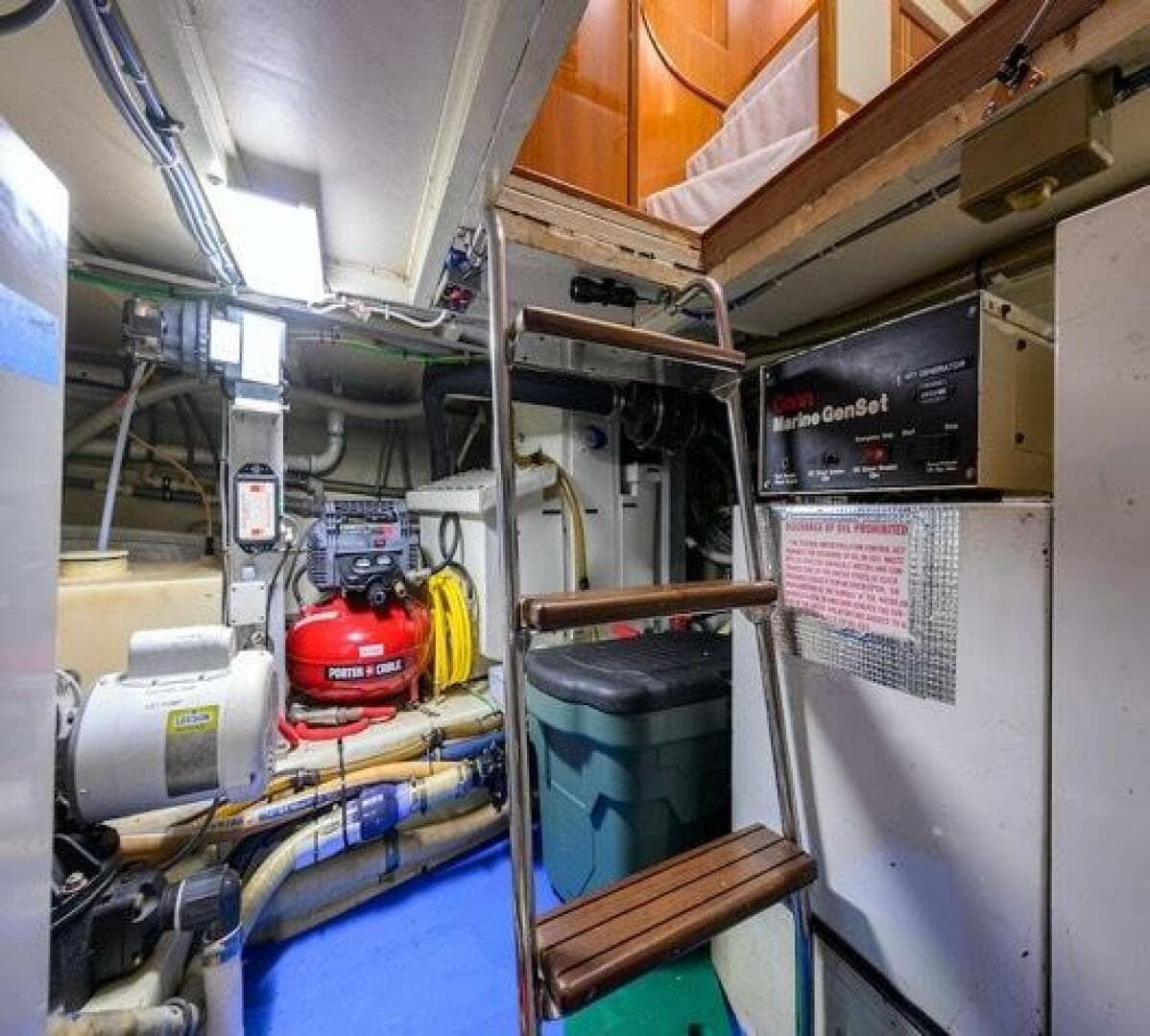 1998 Hatteras 70 Cockpit — photo 46