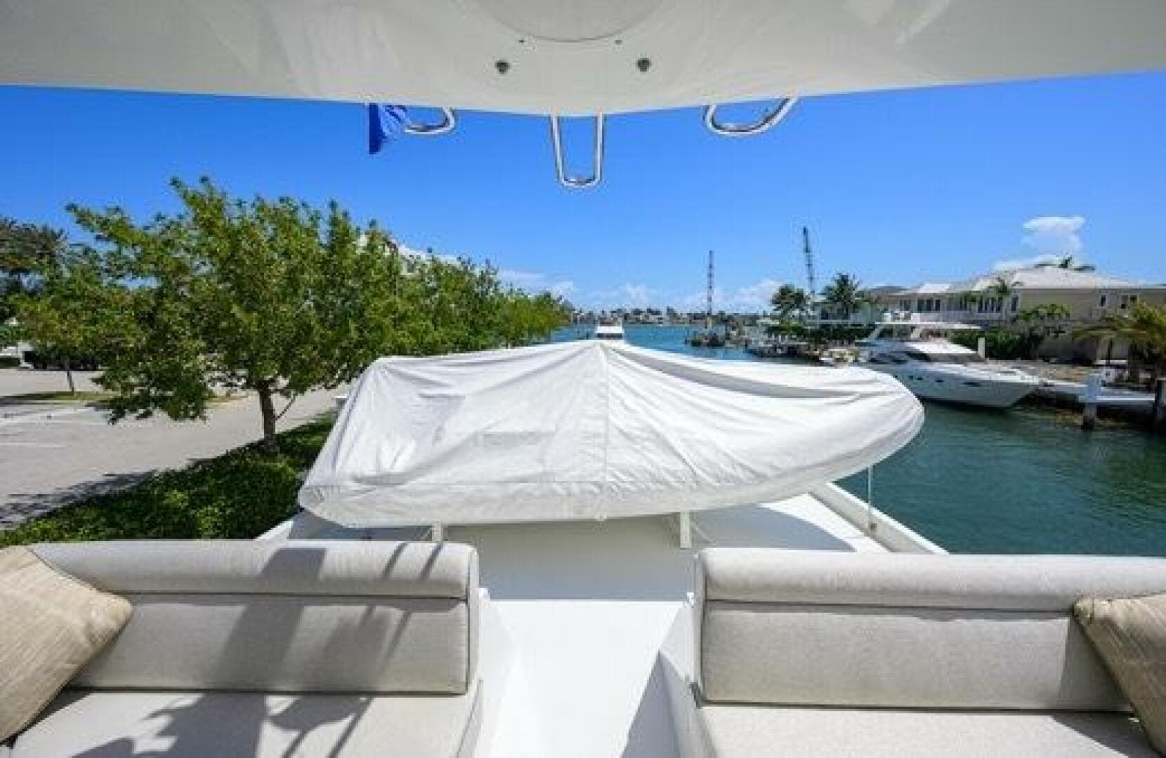 1998 Hatteras 70 Cockpit — photo 30