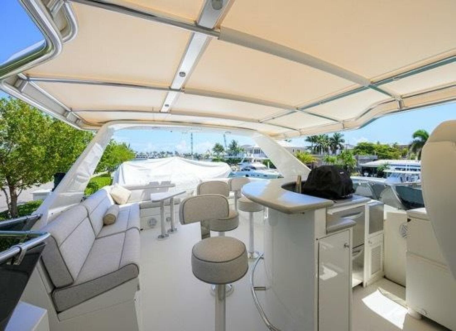 1998 Hatteras 70 Cockpit — photo 28