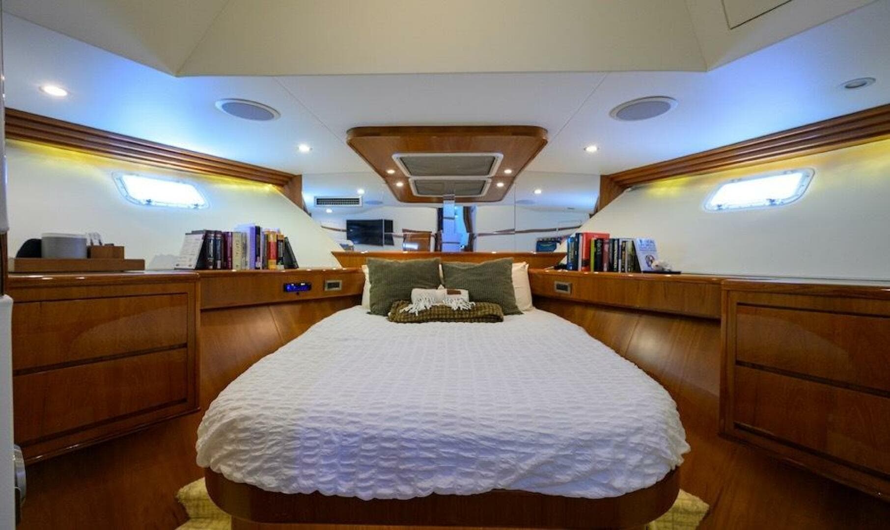 1998 Hatteras 70 Cockpit — photo 39