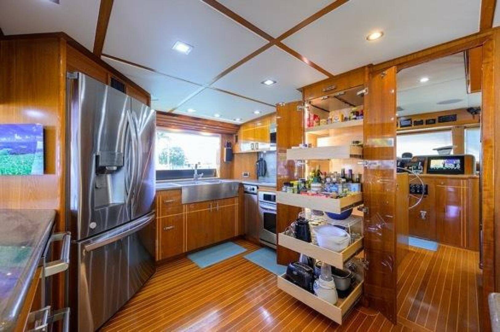 1998 Hatteras 70 Cockpit — photo 11