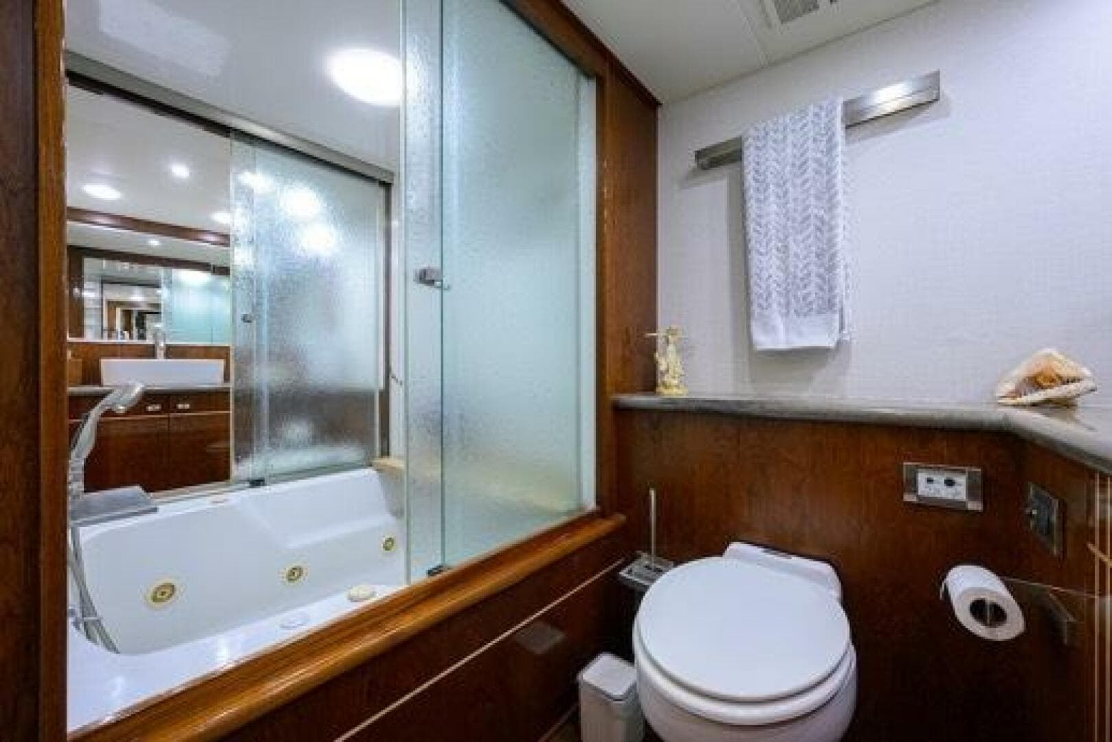 1998 Hatteras 70 Cockpit — photo 35