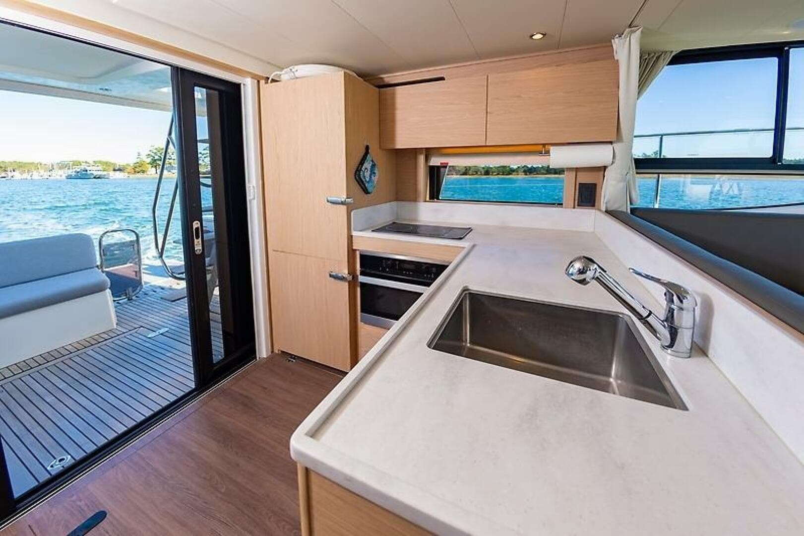 2022 Beneteau Swift Trawler — photo 22
