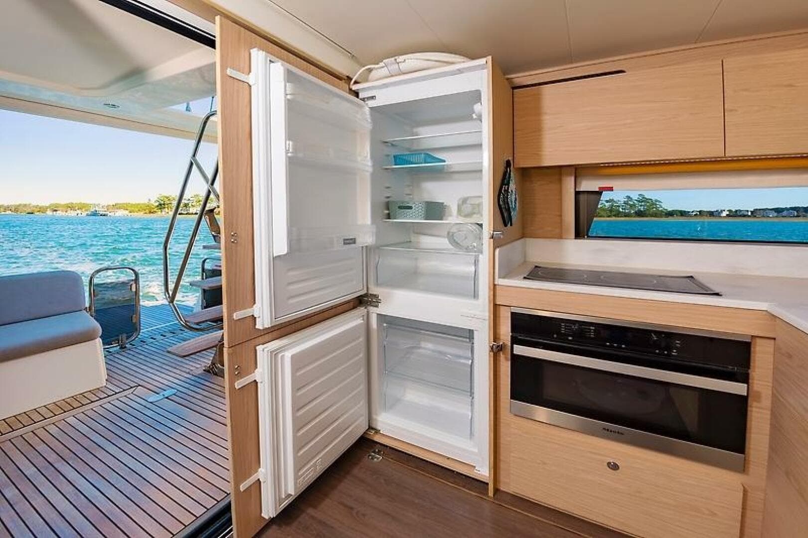 2022 Beneteau Swift Trawler — photo 23