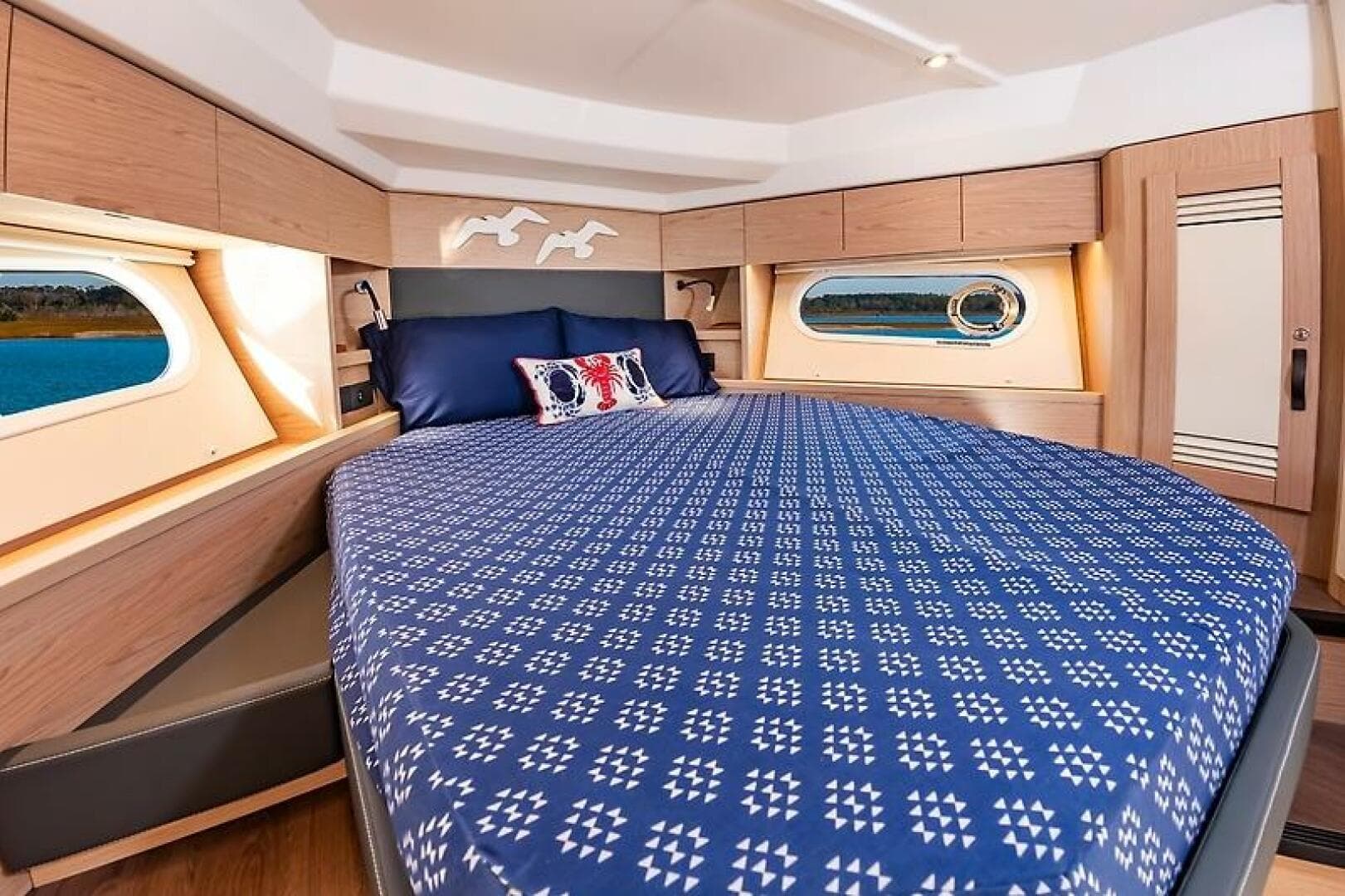 2022 Beneteau Swift Trawler — photo 36