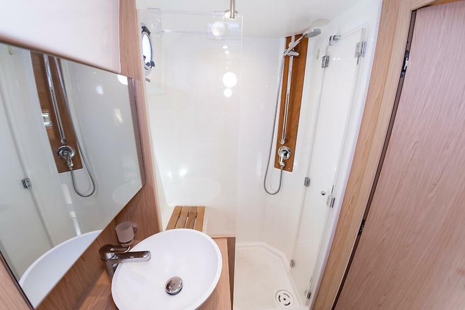 2022 Beneteau Swift Trawler — photo 39