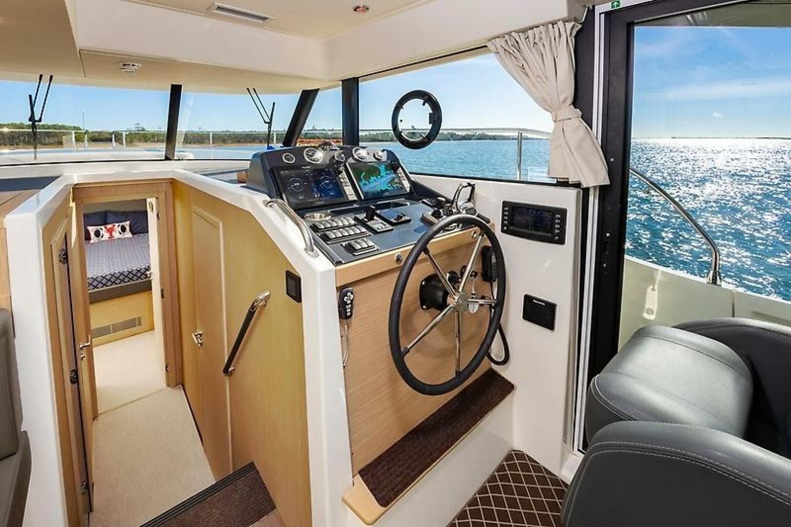 2022 Beneteau Swift Trawler — photo 31