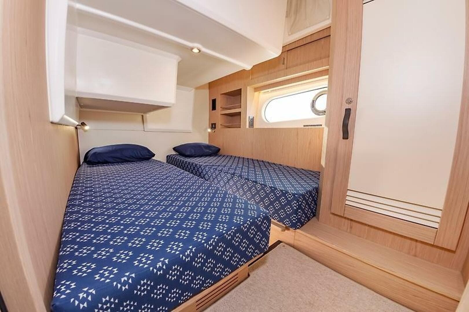 2022 Beneteau Swift Trawler — photo 41