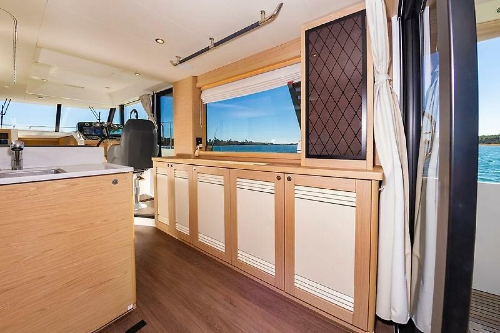 2022 Beneteau Swift Trawler — photo 26