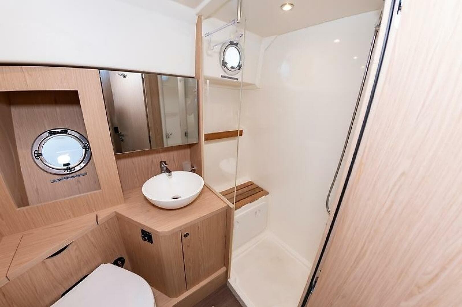 2022 Beneteau Swift Trawler — photo 38