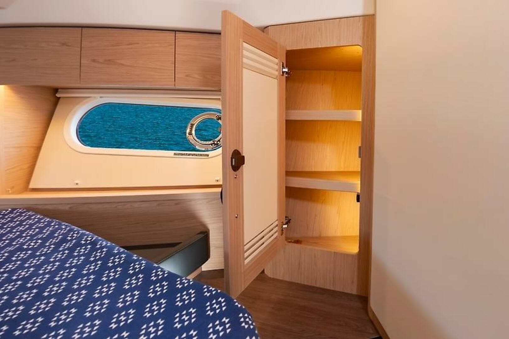 2022 Beneteau Swift Trawler — photo 34